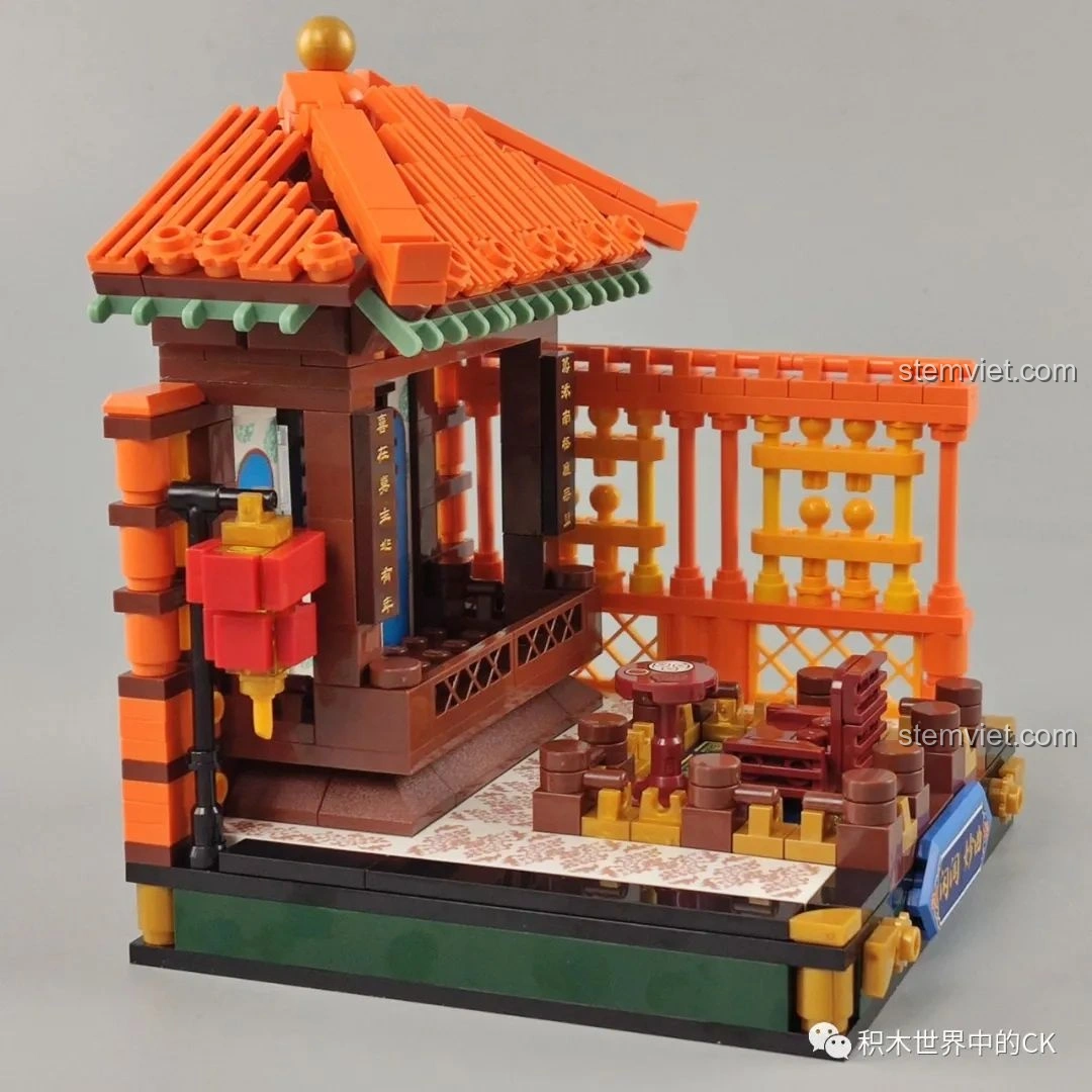 Cửa sổ với hoa văn tinh xảo trong bộ Keeppley K10146, chi tiết trang trí đẹp mắt, độc đáo.