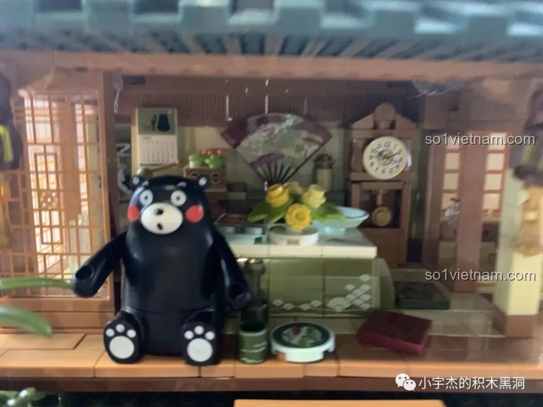 Cận cảnh cửa sổ in họa tiết của mô hình inbrixx 880018 Ngôi Nhà Nhật Bản Kumamon, thể hiện sự tinh xảo.