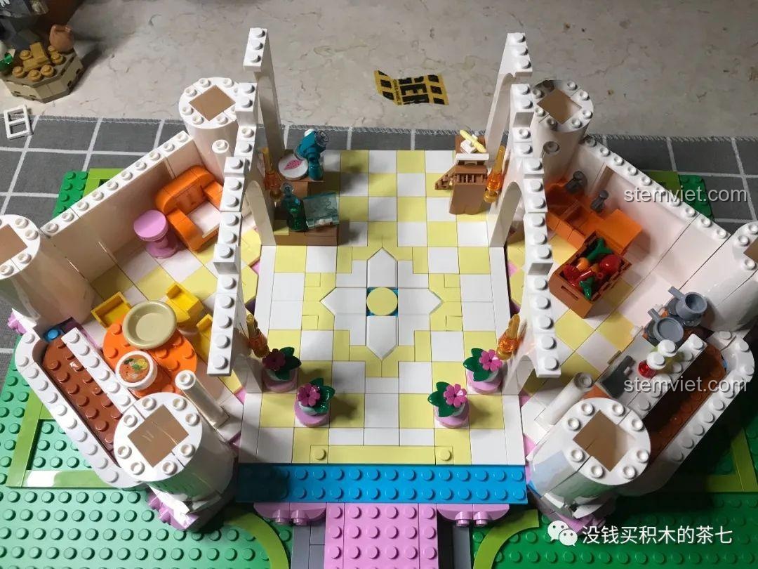 Cận cảnh hai chiếc cửa sổ màu hồng có thể đóng mở trong bộ đồ chơi SEMBO 604003.