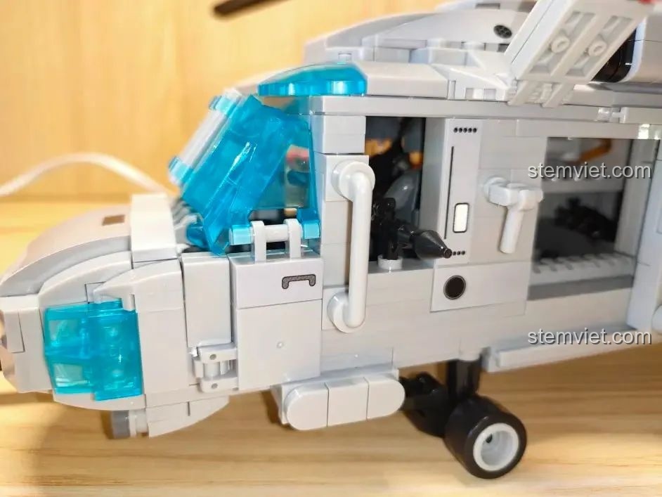 Chi tiết cửa sổ tác chiến bên hông của trực thăng WOMA C0897, nơi có thể gắn vũ khí cho minifigure.