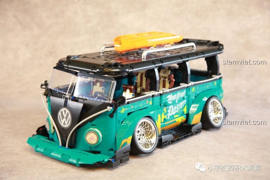 Cửa sổ trời phía sau của xe K Box 10510 đang được mở lên, một chi tiết chức năng thú vị.