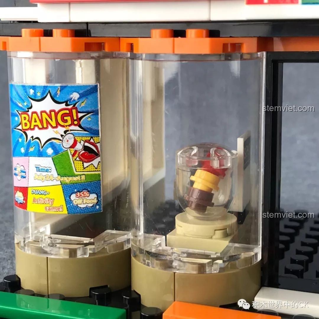 Cửa sổ trưng bày với poster quảng cáo và máy bán kẹo viên trong bộ lắp ghép SEMBO 601017 tiết kiệm.