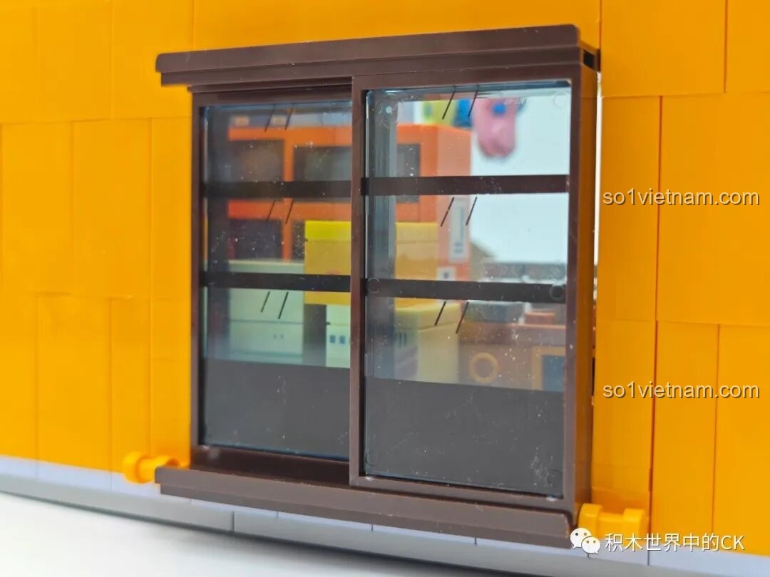 Cận cảnh chi tiết cửa sổ trượt ở mặt sau của mô hình Tiệm Tạp Hóa Maruko, một tính năng tương tác thú vị.