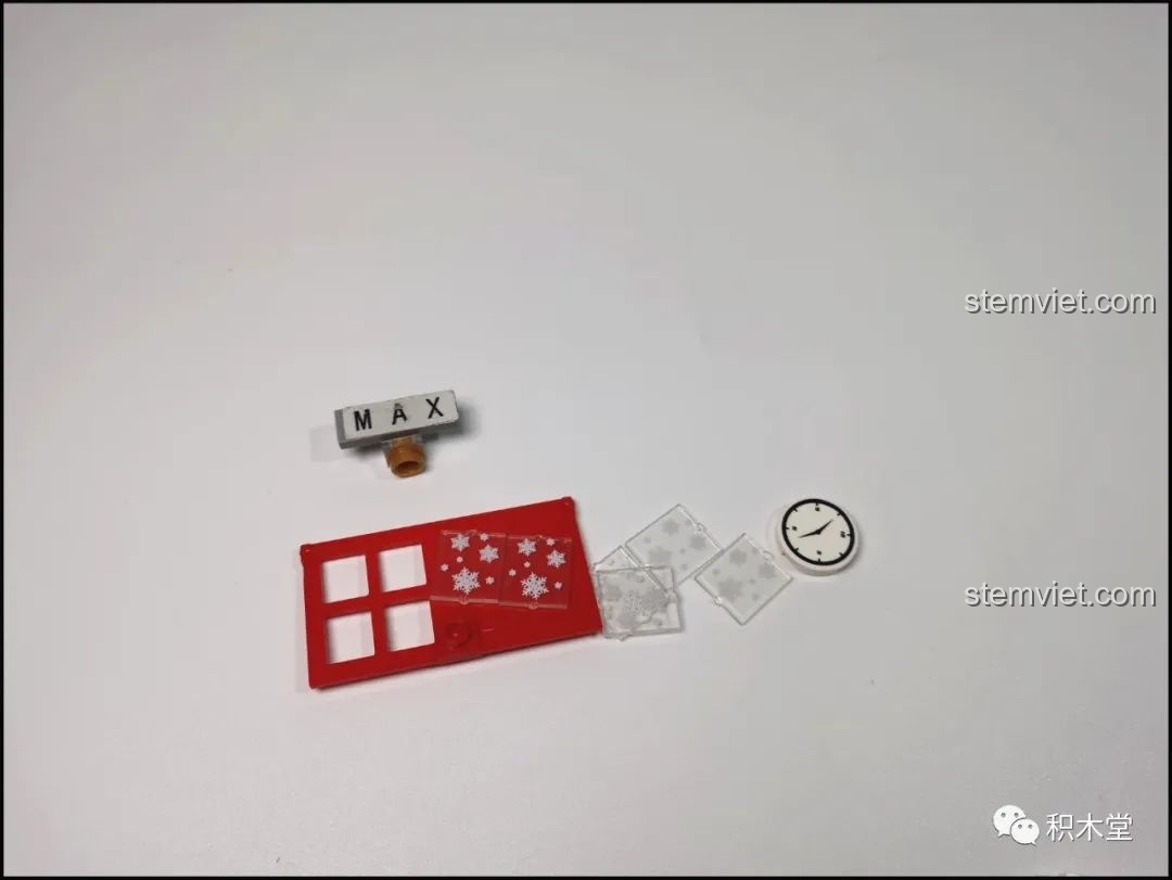 Các mảnh ghép cửa sổ in hình bông tuyết và đồng hồ của bộ lắp ráp Forange FC6003, rất chi tiết và đẹp mắt.