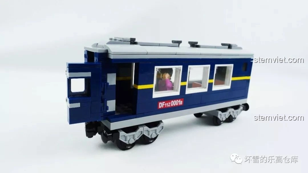 Toa khách của KAZI KY98220 Tàu Hỏa Đông Phong 11Z với cửa mở rộng 180 độ, cho thấy tính năng tương tác của mô hình.