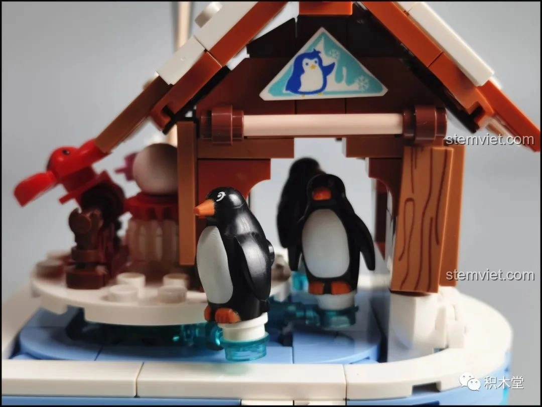 Cận cảnh con cua màu cam treo trên cần câu cá trong bộ lắp ráp Pantasy Joyside 61001 cảnh quan tuyết.