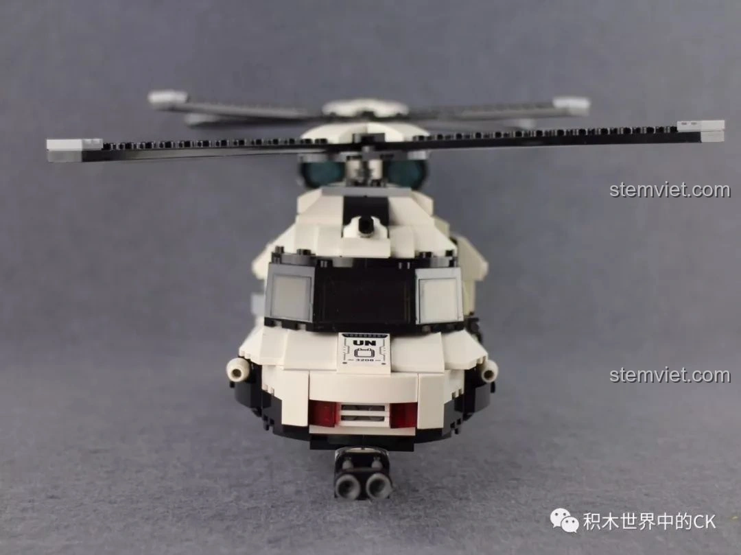 Cửa bên hông trực thăng vận tải quân sự trong bộ Qman 3208 Chiến Dịch Thiên Mạc có thể mở ra, lộ khoang chứa.