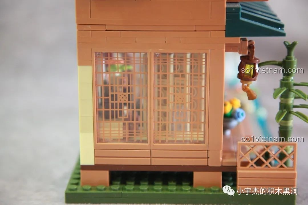 Cửa truyền thống Nhật Bản với họa tiết lưới trong mô hình inbrixx 880018 Ngôi Nhà Nhật Bản Kumamon.