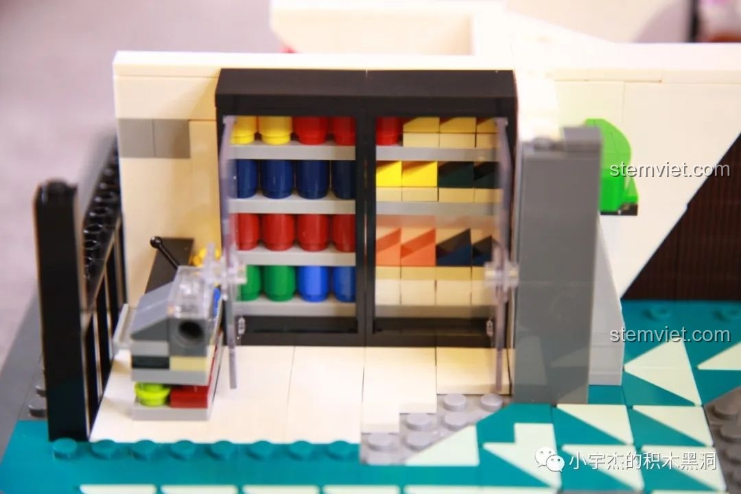 Cửa tủ lạnh trong tiệm đồ ngọt của bộ K-Box 10507 có thể mở ra.