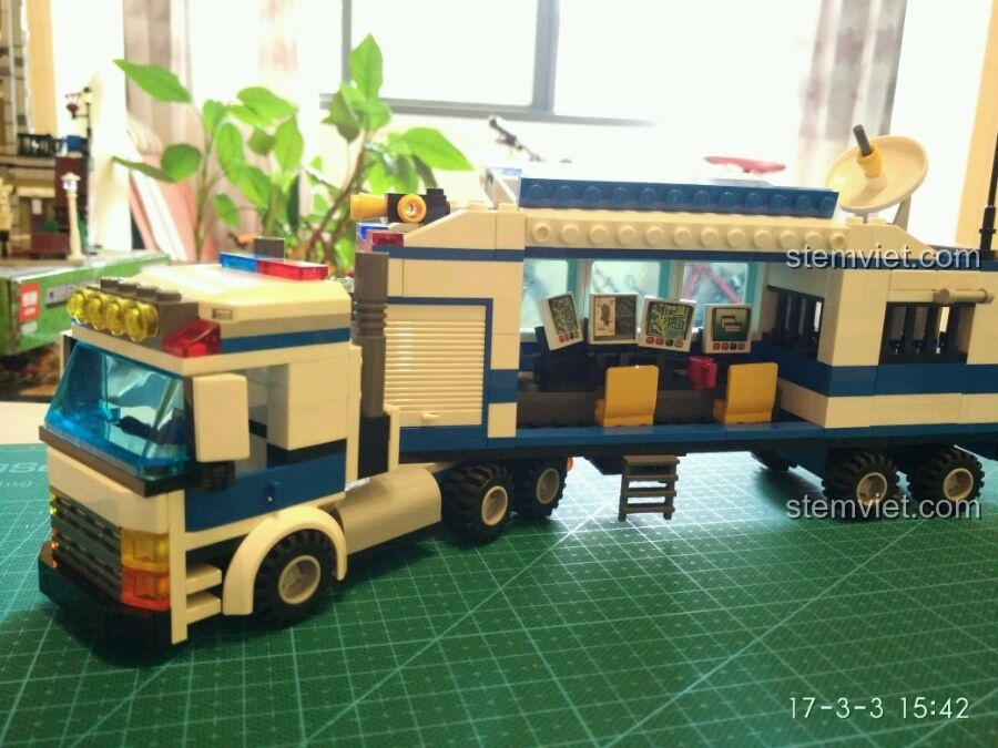 Cửa hông của Trạm Cảnh Sát Di Động GUDI 9316 mở ra, để lộ trung tâm điều khiển bên trong, tăng tính tương tác.