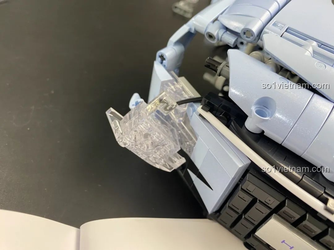 Cửa xe đang trong quá trình lắp ráp của bộ lắp ráp xe HiPhi Z Pixel Sci-Fi Car Model của Pantasy