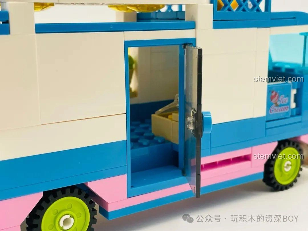 Cận cảnh cửa xe kem SEMBO 601300 có thể mở ra, cho thấy không gian bên trong và chi tiết nội thất.