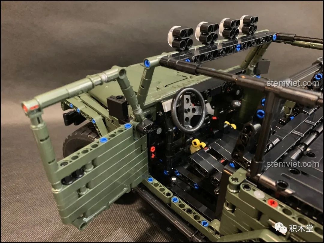 Cửa xe Mould King 13124 Vua địa hình Jeep Wrangler Rubicon có thể mở, lộ nội thất chi tiết.