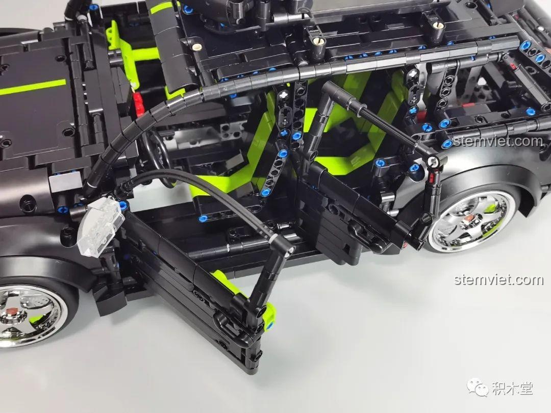 Cửa xe của mô hình TGL T5023 có thể mở ra, để lộ nội thất chi tiết bên trong.