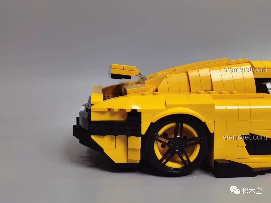 Cửa xe mô hình Lego Koenigsegg Regera màu vàng đang mở.
