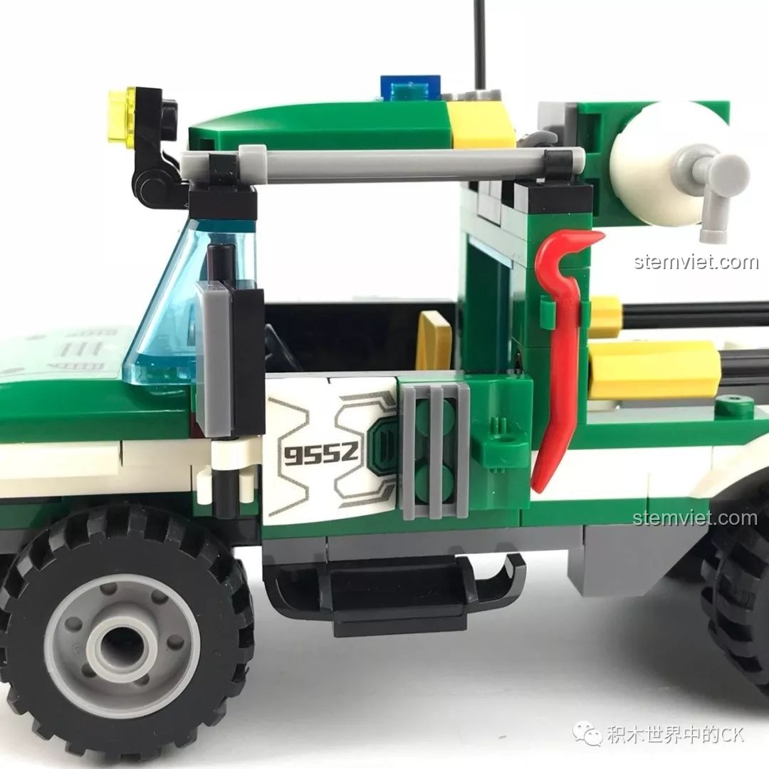 Cửa xe của mô hình SEMBO SD9552 có thể mở ra, cho thấy không gian bên trong cabin và tăng khả năng tương tác khi chơi.