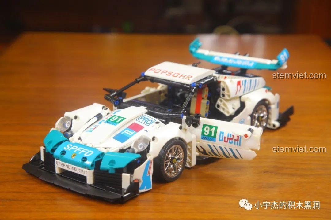 Mô hình KBOX 10214 với cửa xe đang mở, cho thấy một phần nội thất bên trong.