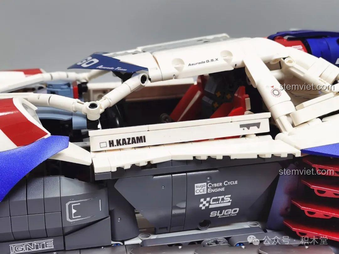 Cửa xe mở kiểu cắt kéo (scissor door) của mô hình Asurada G.S.X, một tính năng đặc trưng của siêu xe.