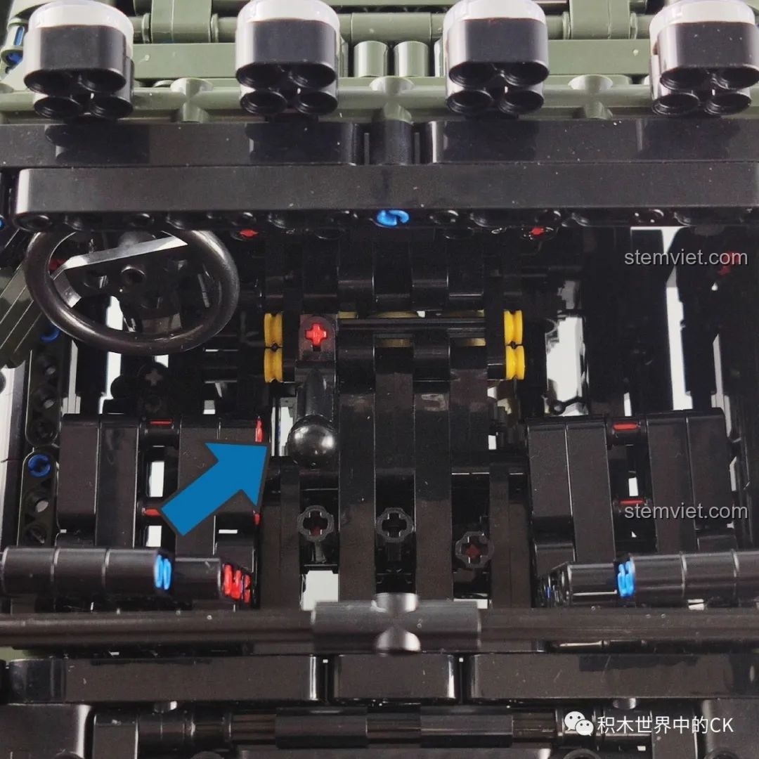 Cửa xe off-road Wrangler được mở ra, cho thấy không gian nội thất và các chi tiết như vô lăng, cần số.