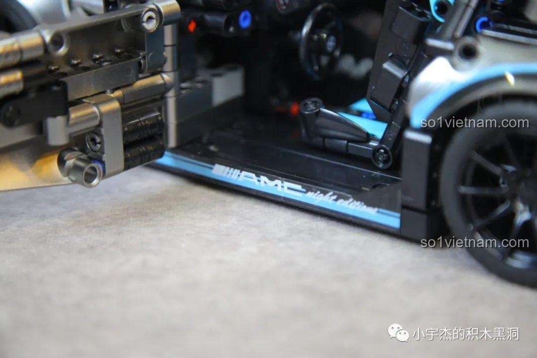 Cửa xe của mô hình Mercedes AMG Bạc Quỷ MJ Blocks 8620A đang mở, cho phép nhìn rõ nội thất và bảng điều khiển bên trong.