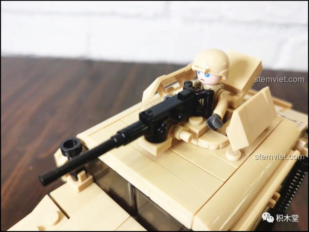 Cửa xe của bộ lắp ráp Xe địa hình Hummer H1 cho con trai 6+ có thể mở rộng, khoe nội thất bên trong.