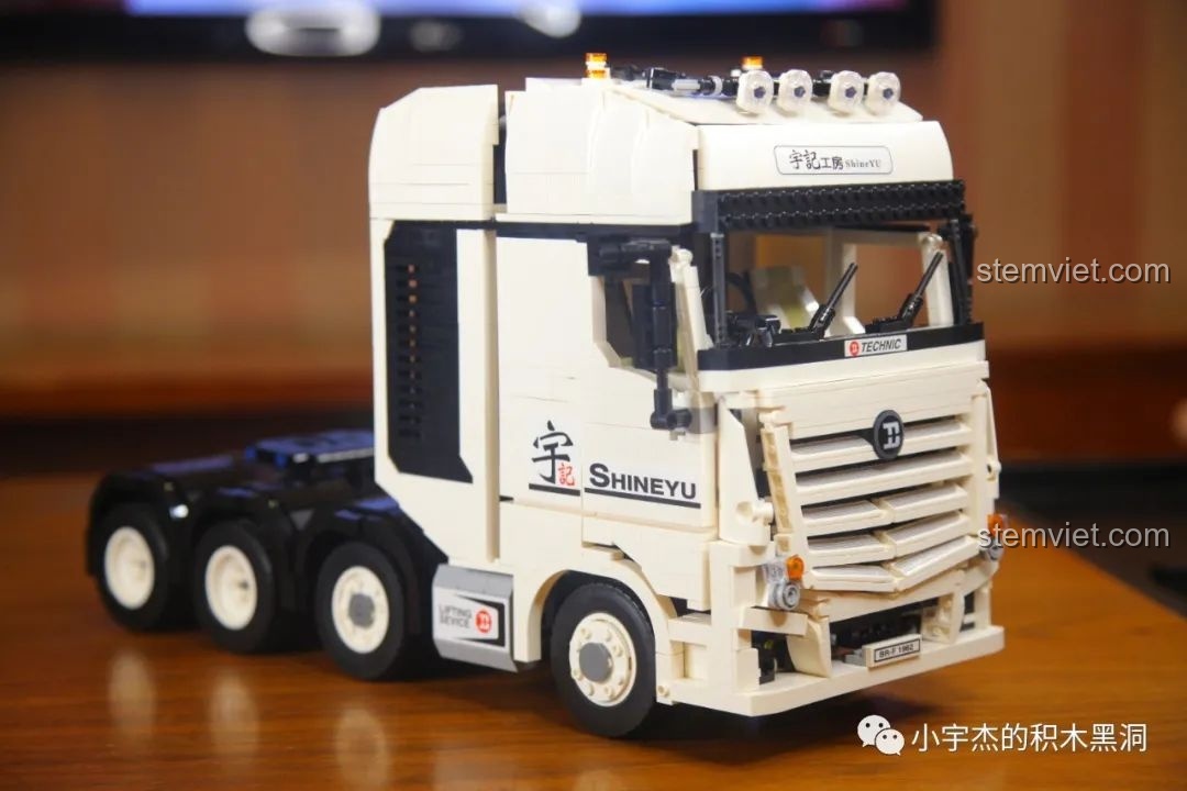 Cửa xe của bộ đồ chơi lắp ráp ShineYU YC-QC007 mở ra, cho thấy không gian bên trong cabin rộng rãi và chi tiết.