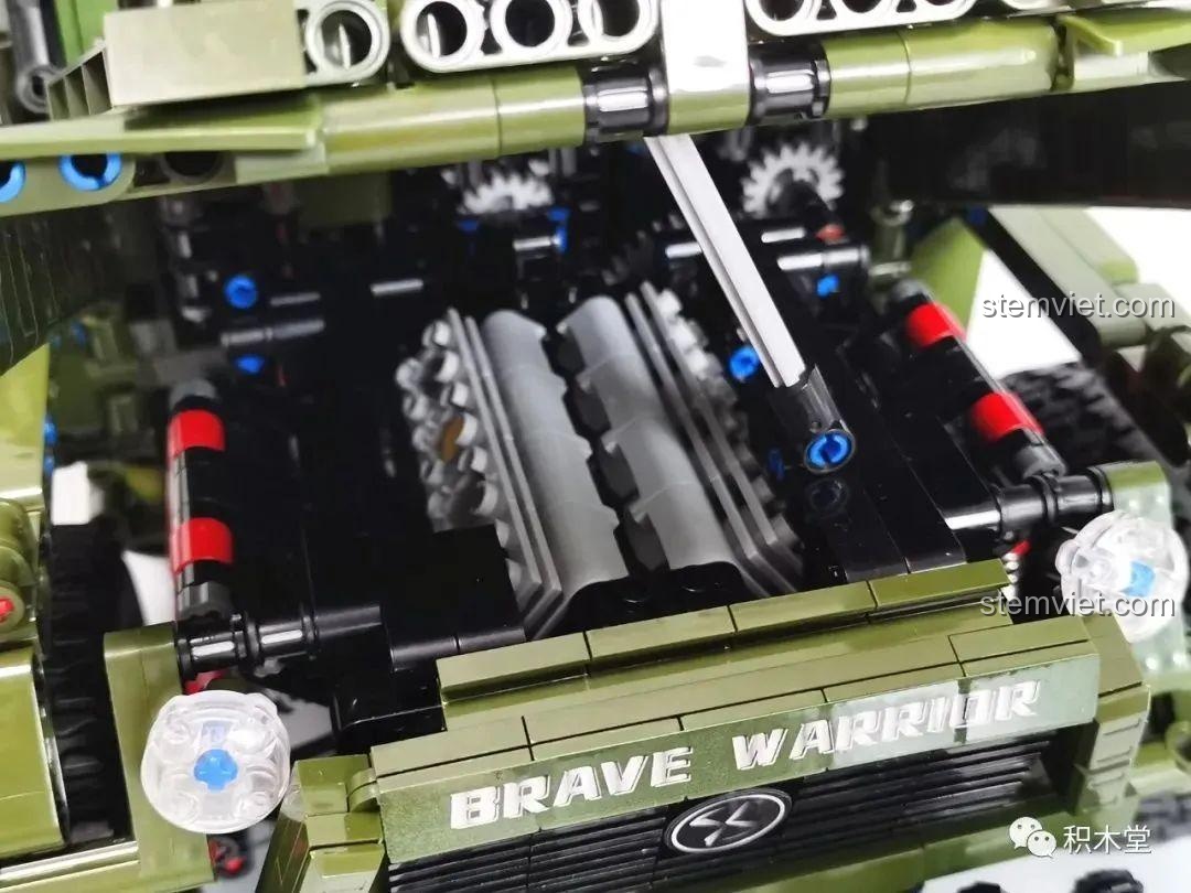 Cửa xe của Xe Jeep Quân Sự Mạnh Mẽ Taigaole T4015 có thể mở ra, với chốt khóa bằng dây cao su.