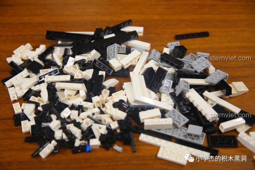 Cửa xe của bộ đồ chơi mô hình Xe Tải Mercedes-Benz cho con trai 8+ có thể mở ra, lộ ra nội thất chi tiết bên trong cabin.