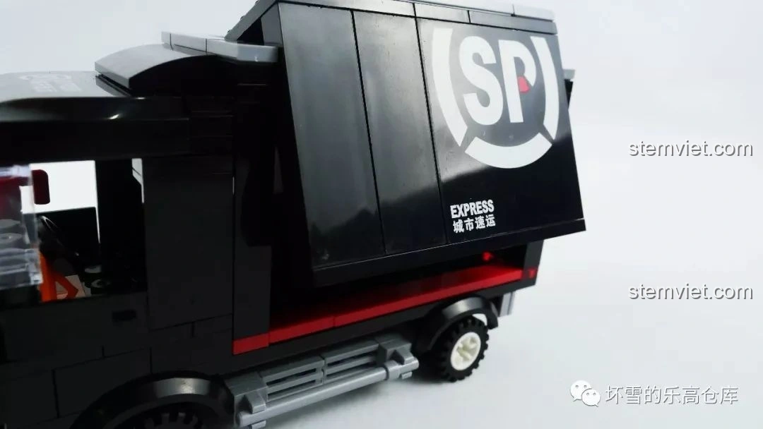 Cửa bên hông xe tải SP City Express của KAZI KY98220 Tàu Hỏa Đông Phong 11Z mở rộng, thể hiện tính năng vận chuyển hàng hóa.
