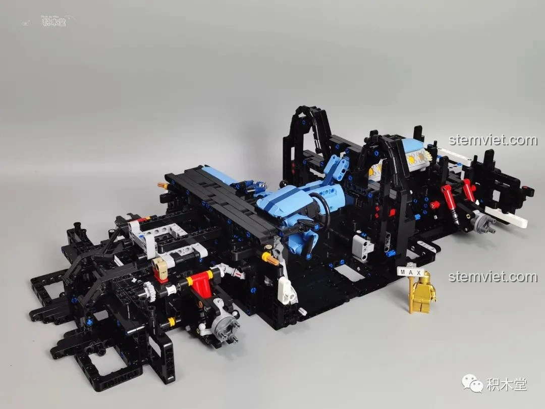 Cửa xe và các tấm ốp ngoại thất của bộ Feifan F10002 Lamborghini Aventador SVJ Roadster đang được lắp ráp.