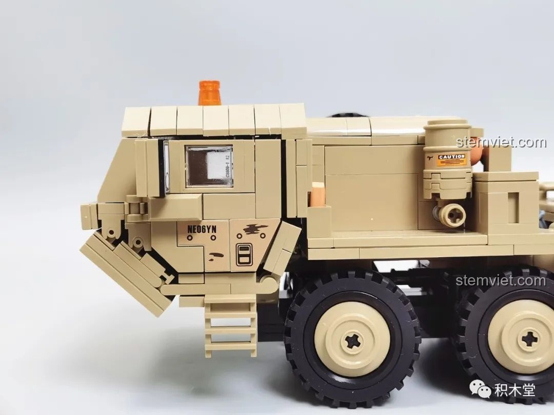 Chi tiết cửa xe có thể mở và thang leo lên cabin của bộ xếp hình Xe tải quân sự hạng nặng HEMTT.