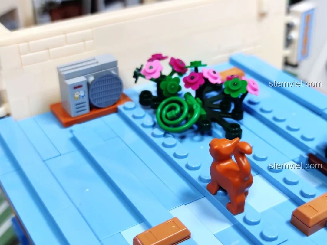 Cận cảnh cục nóng điều hòa và các chậu hoa trang trí trên mái nhà của mô hình Wekki 516954.