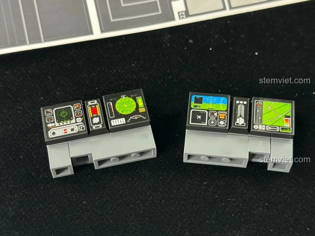 Các cụm bảng điều khiển được in chi tiết của bộ máy bay ném bom tàng hình thế hệ mới Panlos Brick.