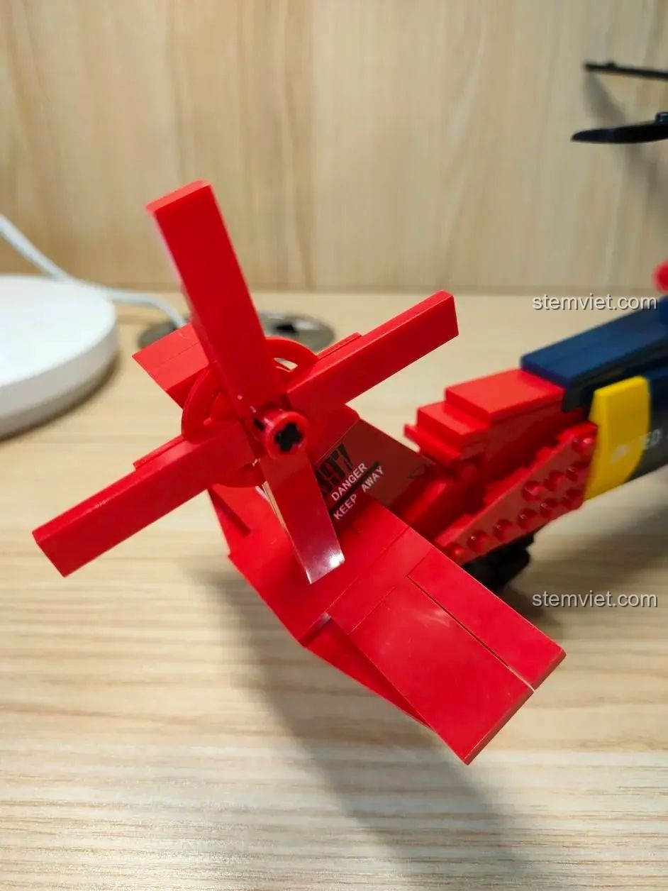 Cấu trúc chi tiết của cụm cánh quạt chính trên mô hình WOMA C0897, được tái hiện khá tốt.