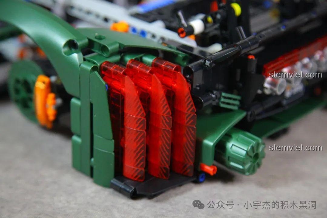 Cận cảnh cụm đèn hậu với các chi tiết trong suốt màu đỏ được in họa tiết.