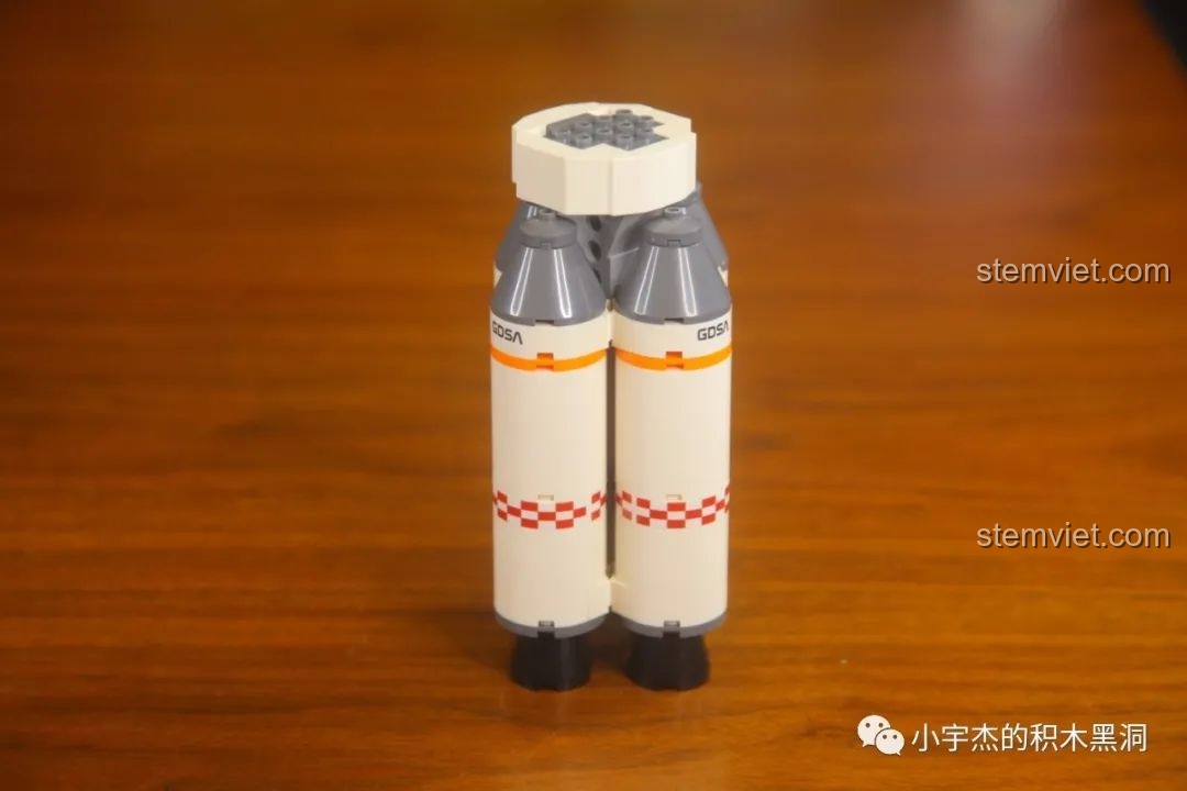 Các tên lửa đẩy phụ được ghép lại thành một cụm động cơ hoàn chỉnh trong bộ GUDI 10803.