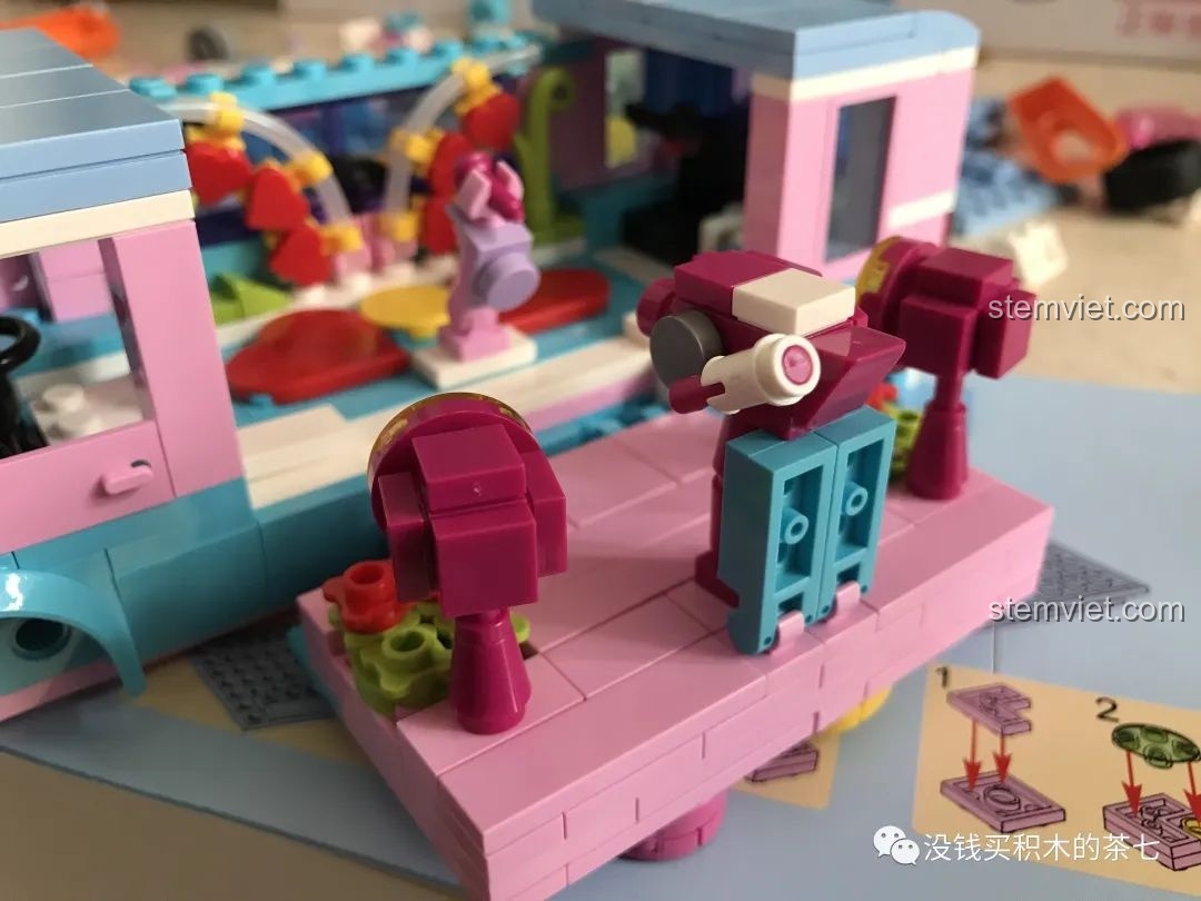 Cụm máy quay và đèn chiếu sáng được lắp ráp hoàn chỉnh trên sân khấu di động.