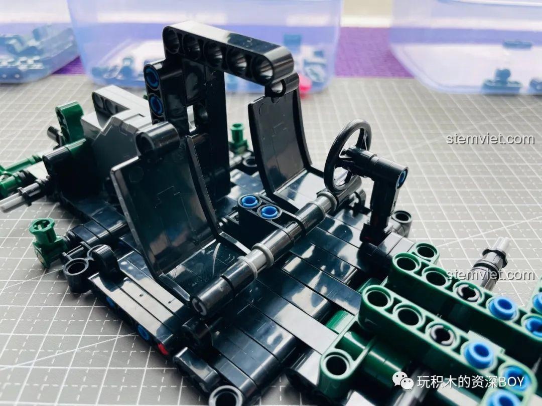 Cụm nóc xe được lắp ráp riêng trước khi gắn vào thân xe chính.