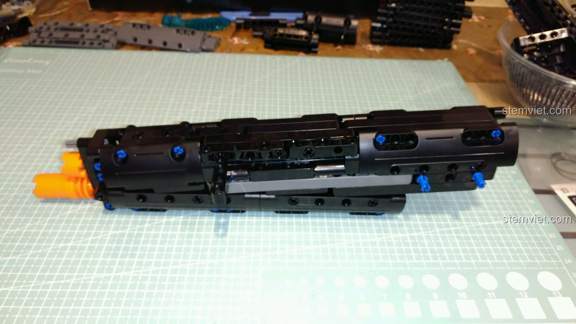 Cụm nòng súng và thân trước của Súng MP5 CaDA tiết kiệm sau khi hoàn thành, sẵn sàng cho bước lắp ráp tiếp theo.