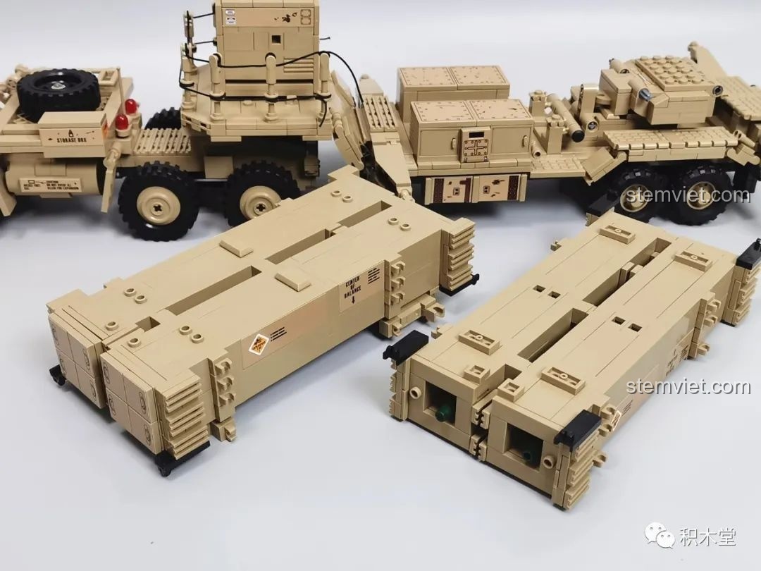 Các cụm tên lửa của bộ đồ chơi xây dựng Xe tải quân sự hạng nặng HEMTT được lắp ráp riêng biệt.
