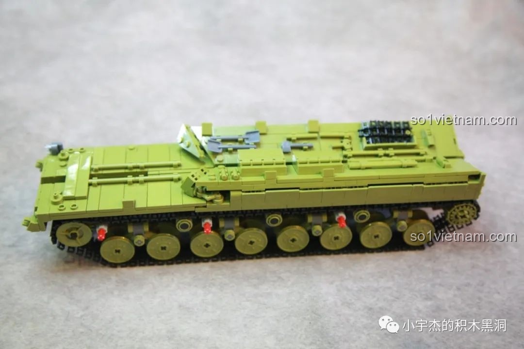 Mặt ngoài của cụm xích phụ xe tăng T28 với lớp giáp hông và các chi tiết trang trí.