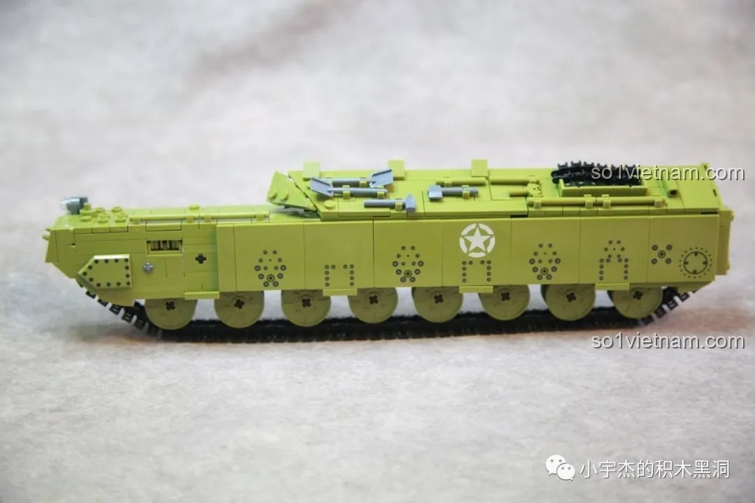 Mặt trong của cụm xích phụ xe tăng T28, cho thấy hệ thống bánh xe và các chốt kết nối.