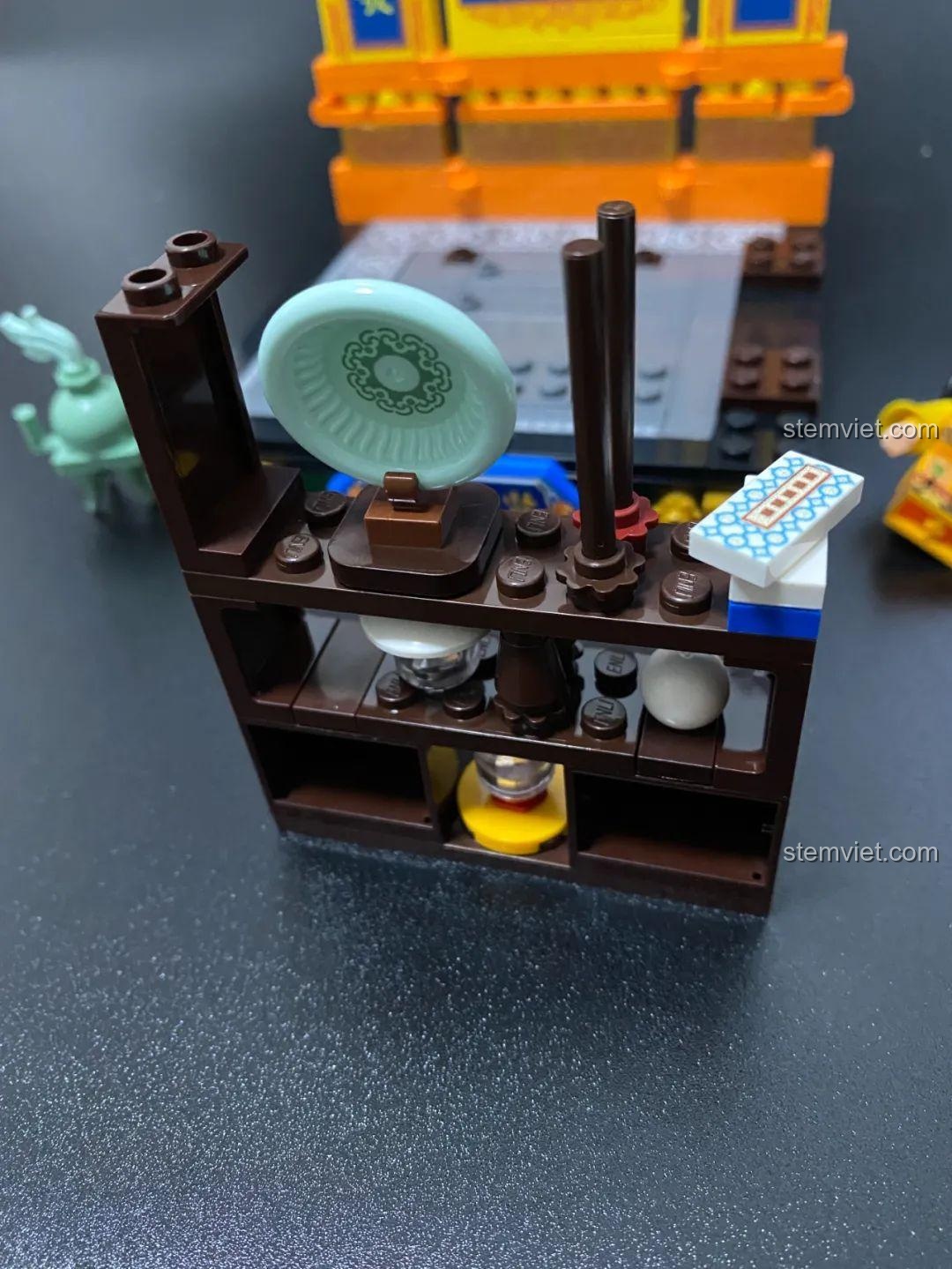 Mô hình hoàn thành của bộ đồ chơi Keeppley K10146, cho thấy minifigure không thể đứng vững trên ghế, một điểm cần cải thiện.