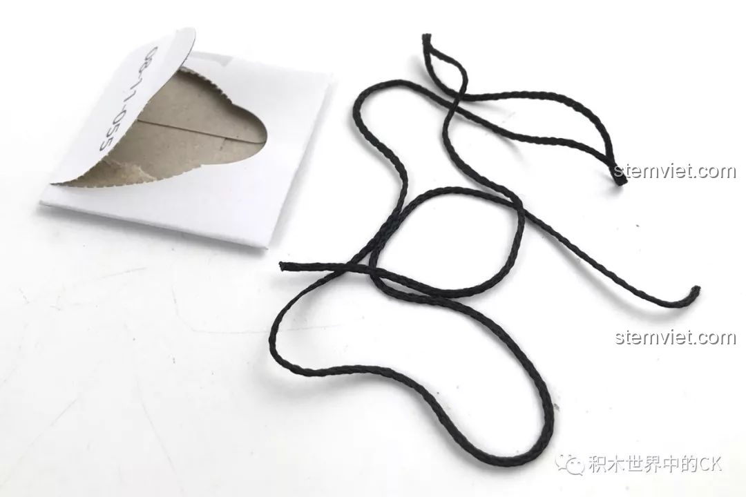 Chi tiết cuộn dây màu đen dùng làm vòi cứu hỏa trong bộ đồ chơi xây dựng Xe cứu hỏa cỡ lớn QMAN.