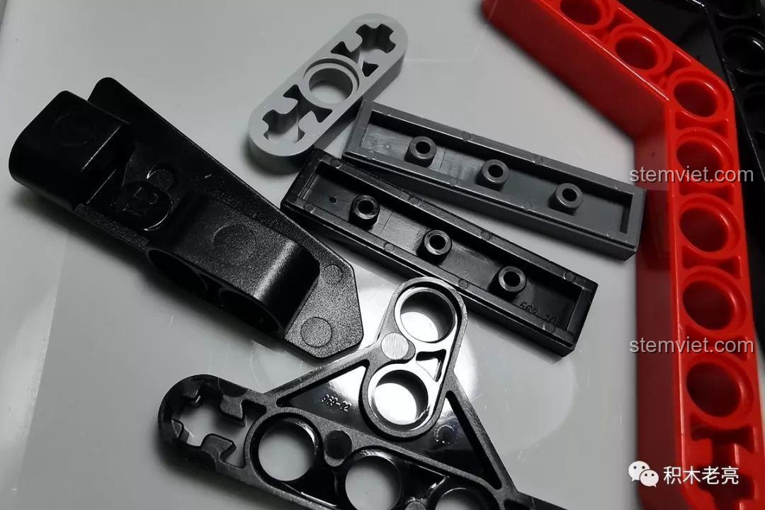 Sự đa dạng của các mảnh ghép Technic màu đen và xám trong bộ Mould King 13106 Xe Nâng Hàng.