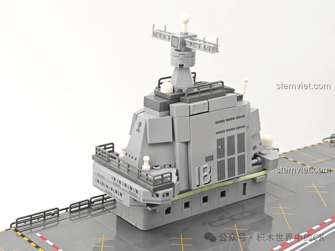 Đài chỉ huy của mô hình Tàu sân bay CV-18 SEMBO 208124, với thiết kế nhiều tầng và các chi tiết ăng-ten, radar phức tạp.