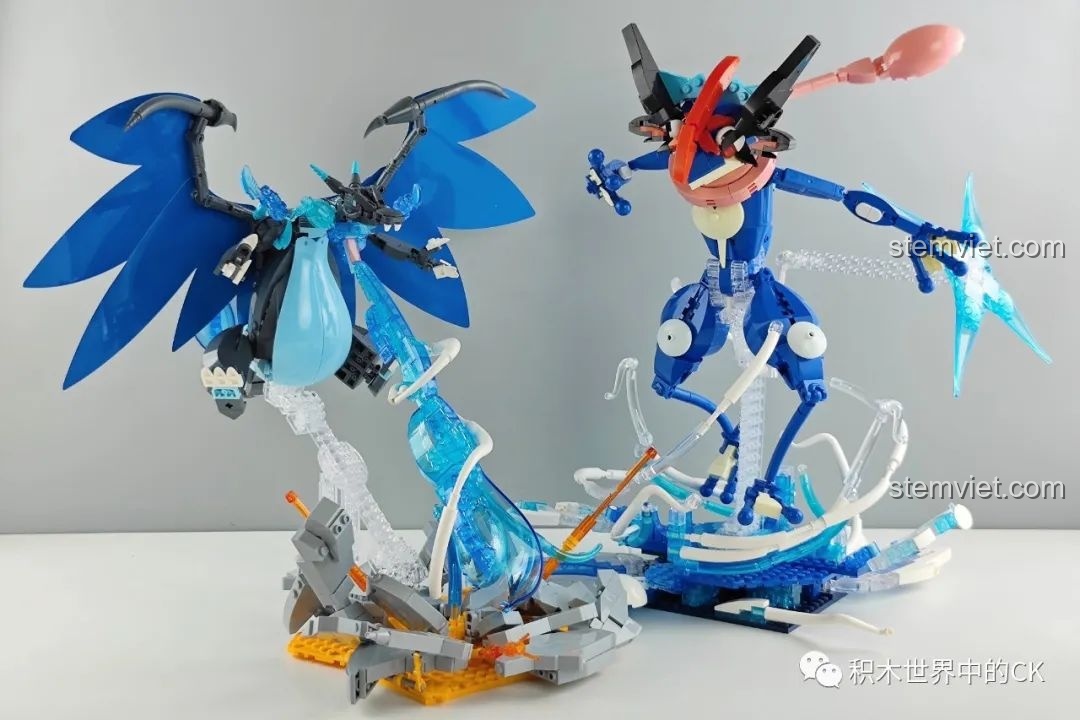 Hai mô hình Keeppley K20215 Greninja và K20216 Mega Charizard X đứng cạnh nhau, tạo nên một cuộc đối đầu đỉnh cao.