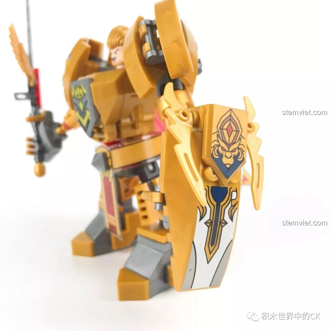 Chi tiết đai lưng của Mô hình Mecha Arthur SEMBO 11859, có thể hơi lỏng do kẹp hai lớp PVC.