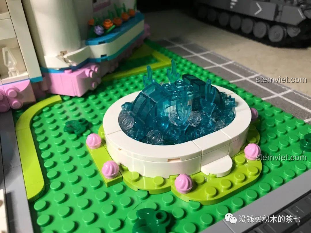 Đài phun nước đã hoàn thiện với hiệu ứng nước chảy sống động, một điểm nhấn của bộ SEMBO 604003.