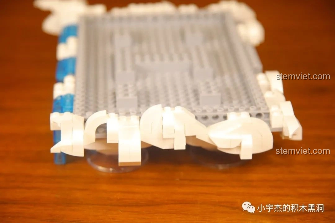 Chi tiết mây trắng bồng bềnh được lắp xung quanh phần đế của bộ lắp ráp Sluban M38-B0935 Vân Tiêu Bảo Điện.